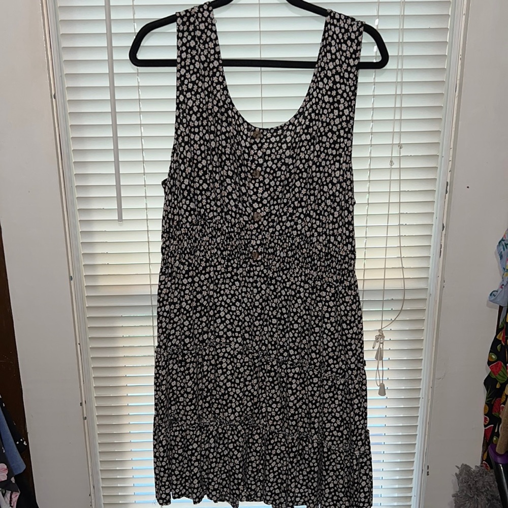 Flower dress with faux buttons
